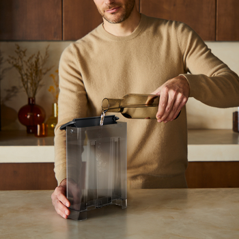 Απεικονίζεται ένα άτομο να γεμίζει το δοχείο με νερό.